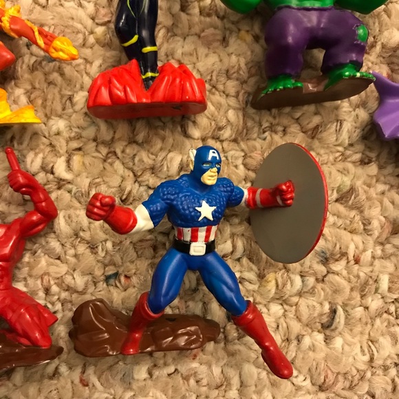 Set of 10 Marvel figurines (I found Iron Man and Wolverine) - Picture 6 of 9